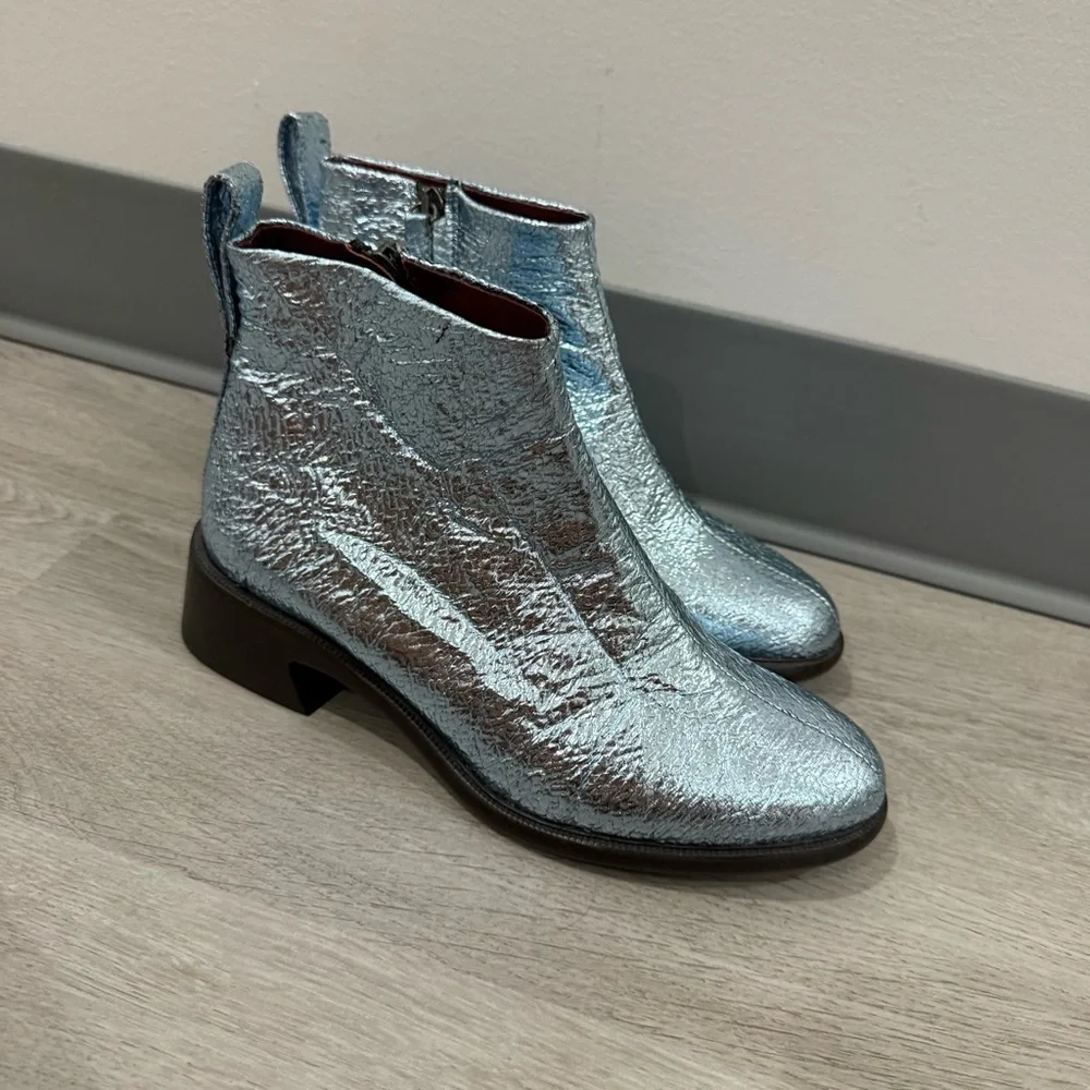 Sies Marjan Ankle Booties Ally in Metallic Crinkle Sky Blue
